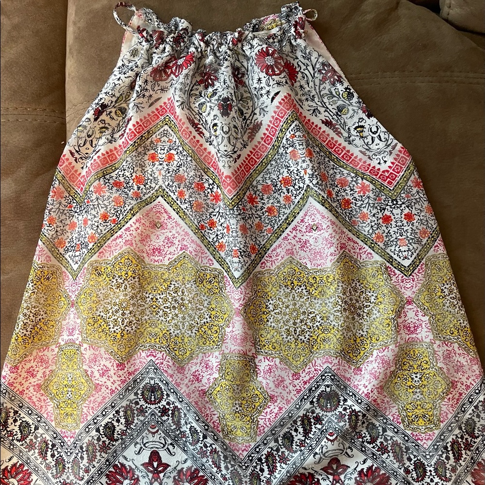 Halter style top with ruffles.  It is nice and comfy, perfect for a summer day.